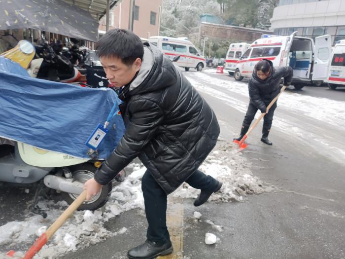 铲雪除冰，确保“医”路畅通