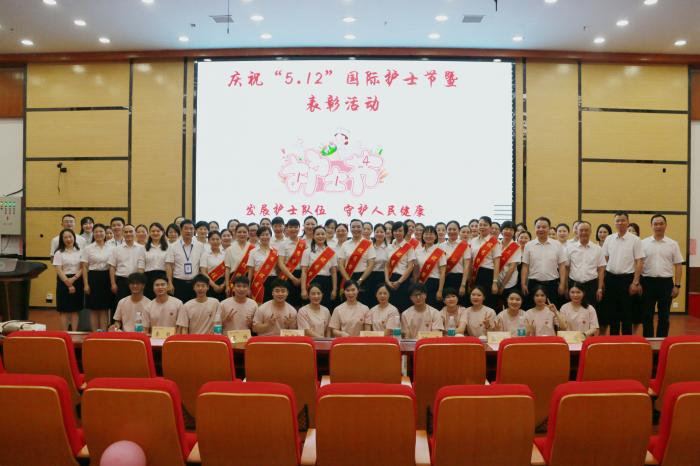 礼赞白衣天使，呵护提灯仁者