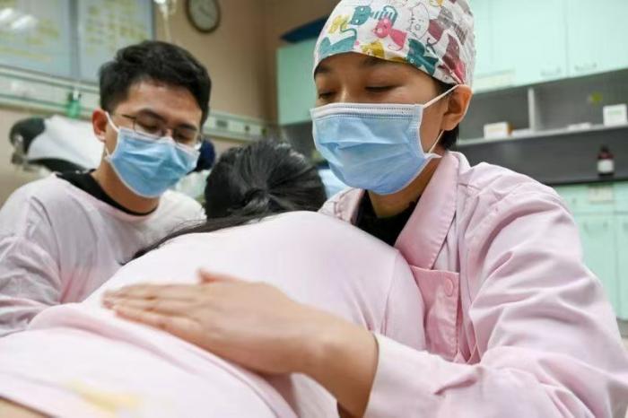 二十年接生两千婴，吴华丽：产房里的"生命摆渡人"