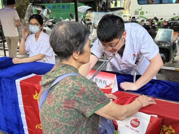 湘南学院附属医院与人民路街道联合举办党建引领健康义诊活动