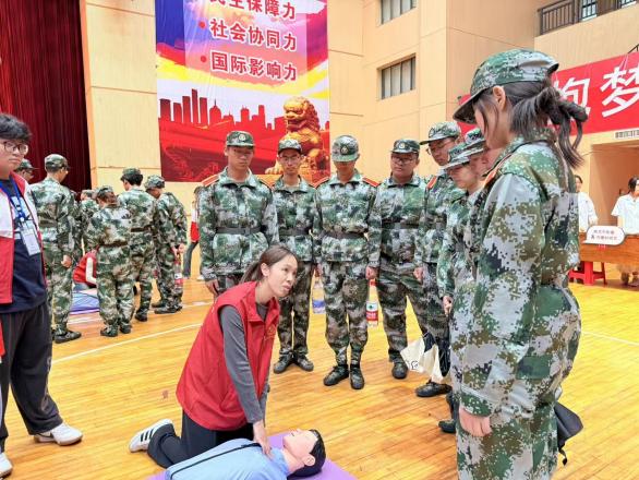 我院急诊团队走进学校开展急救知识培训活动