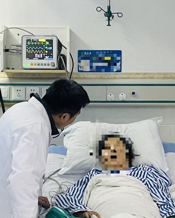 命悬一线！沪上阿姨郴州突发脑梗，湘南医护精准施救挽狂澜1 (1).jpg
